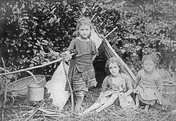 Nancietta (centre) with (possibly) her sister Maria (left) and brother Peter (right)